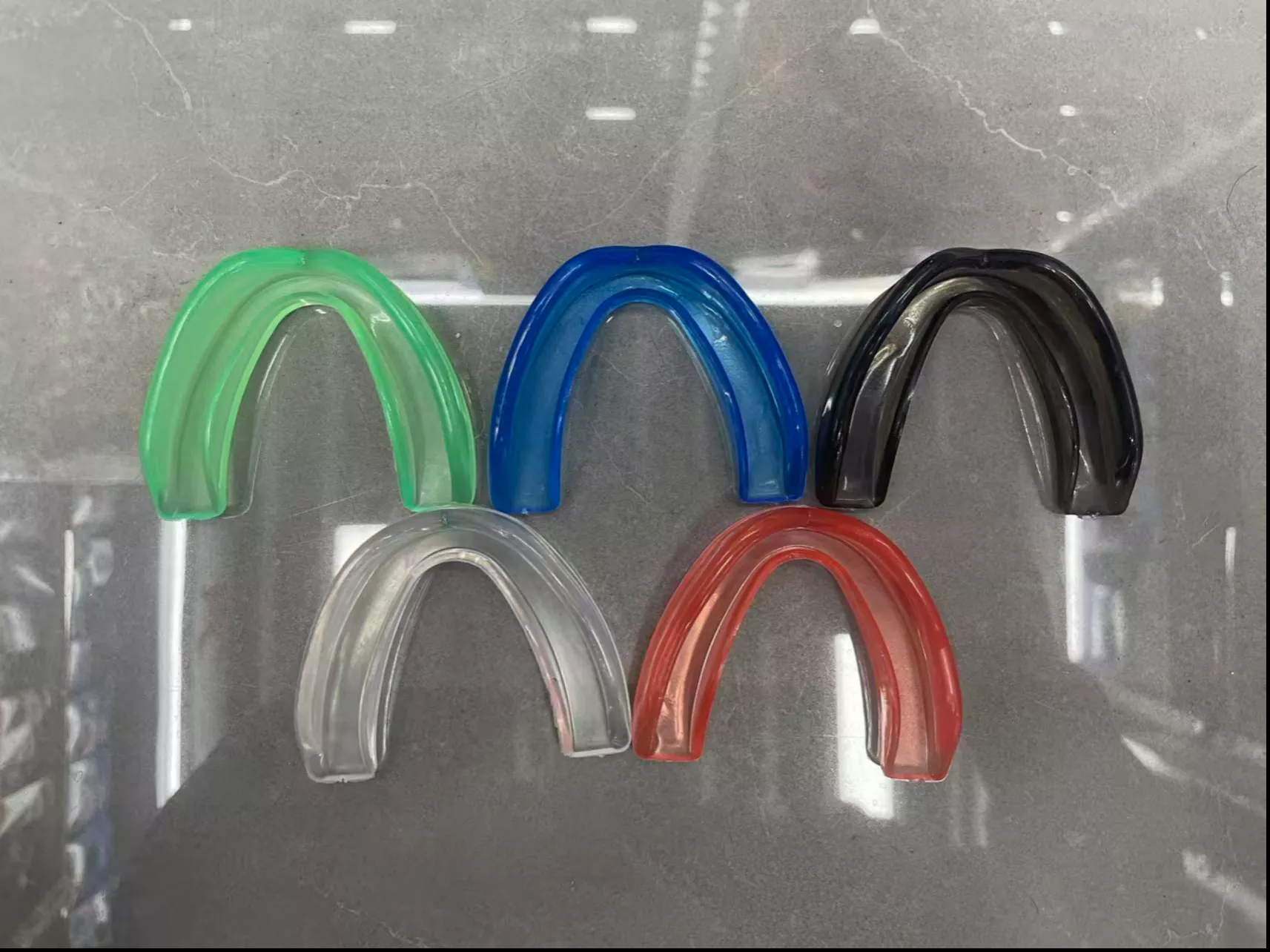 Protectores bucales transparentes de EVA translúcidos frente a protectores bucales de silicona opacos: desglose completo del material para compradores de gimnasios de combate