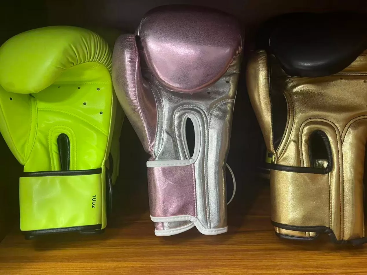 ¿Cuáles son las diferencias clave entre los guantes de boxeo y los guantes de MMA para el entrenamiento de combate?