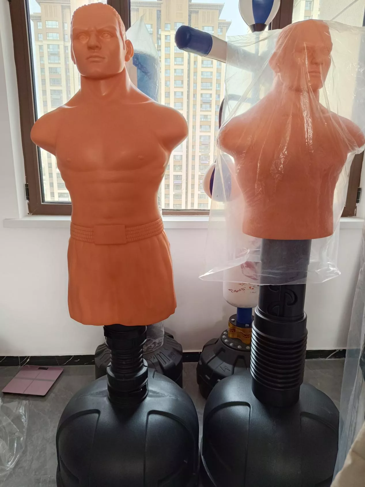 ¿Puede un muñeco de boxeo con forma humana ofrecer un entrenamiento de combate de rango completo más realista?