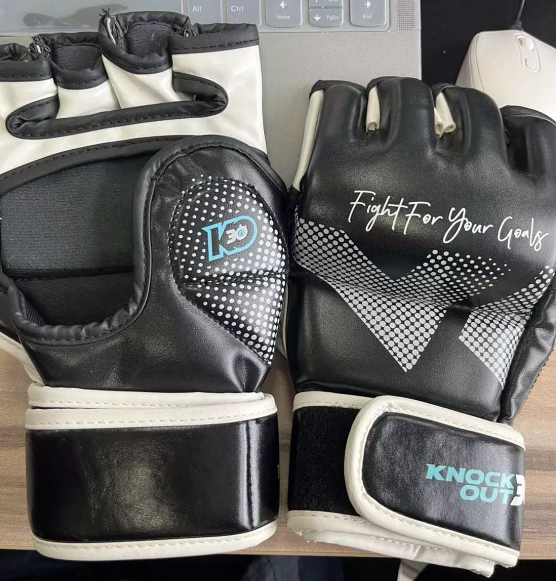 ¿Cuál es la diferencia entre los guantes de MMA de competición estilo UFC y los guantes de MMA de entrenamiento regular?