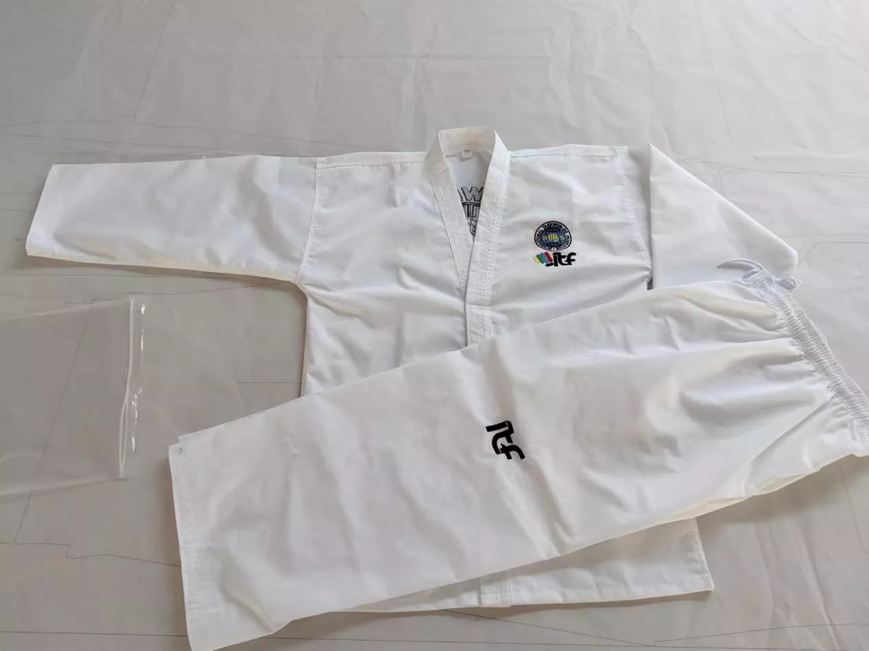 ¿Cómo aborda Pandawin Sports los desafíos de cumplimiento y durabilidad para estudiantes de distintos rangos con su gama completa de uniformes ITF?